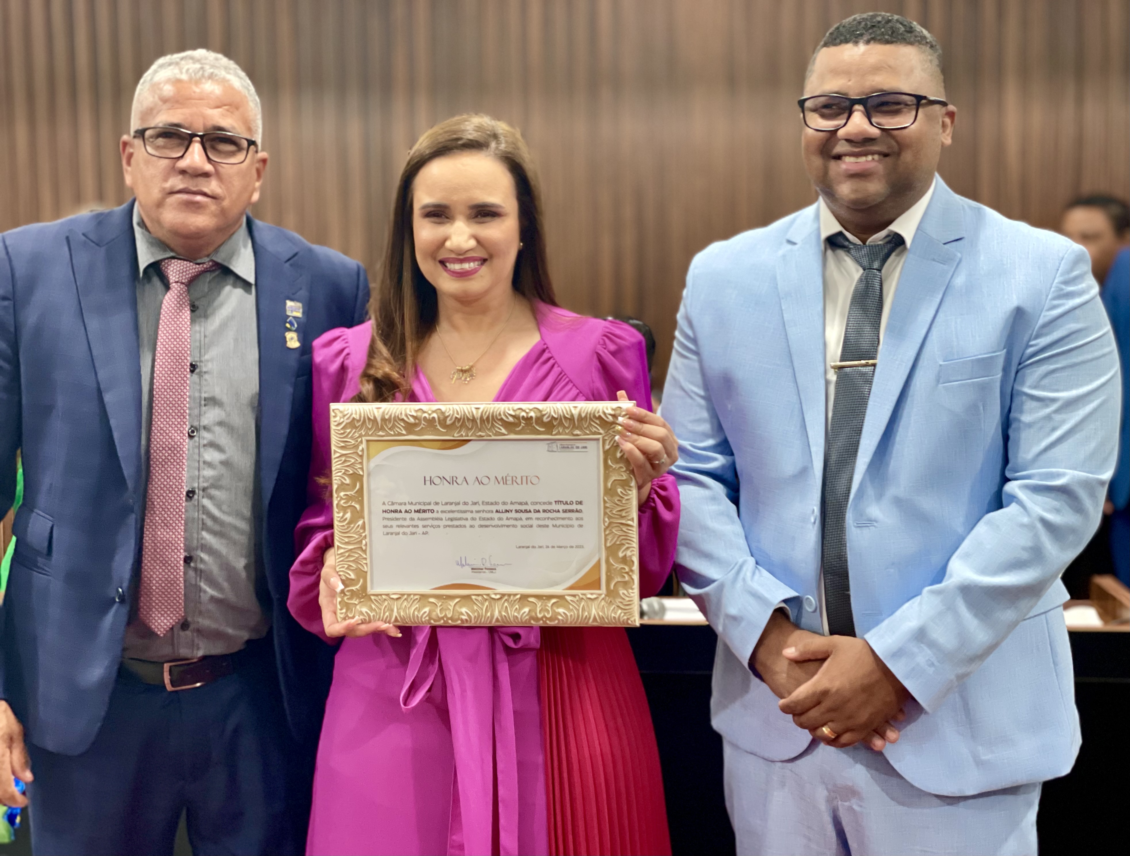 Parlamentares recebem títulos de cidadãos de Laranjal do Jari na Câmara de Vereadores