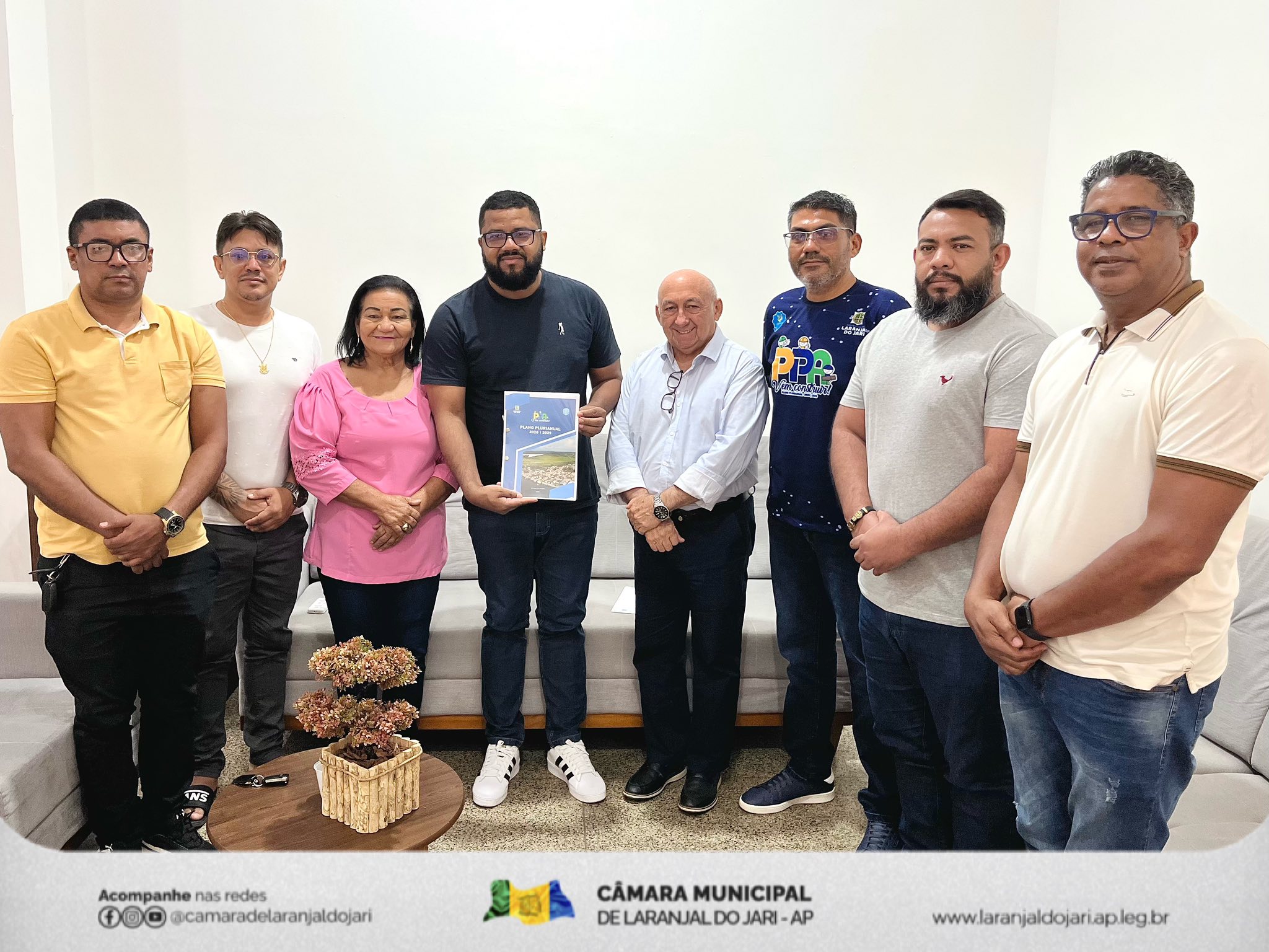 Câmara recebe das mãos do vice-prefeito Eliá Conrado juntamente com a equipe técnica da Prefeitura, o Plano Plurianual (PPA)
